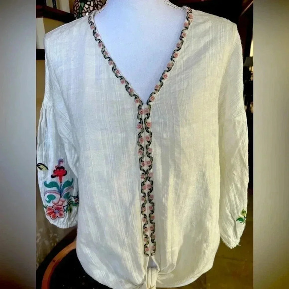 Max Studio blouse size Large. V neck white embroidered sleeves and neckline - Picture 11 of 15